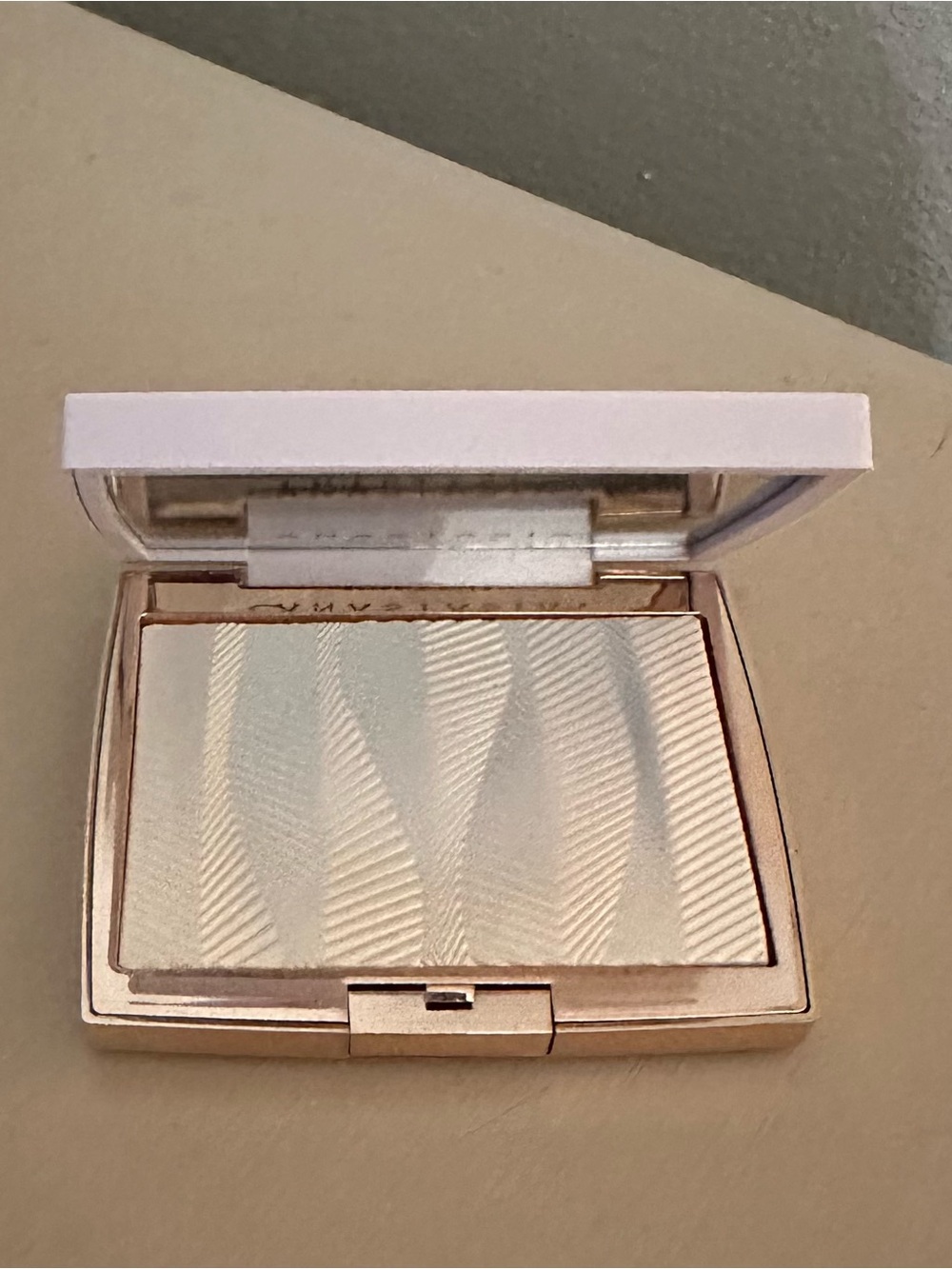 Anastasia Beverly Hills Iced Out Illuminating Powder Highlighter